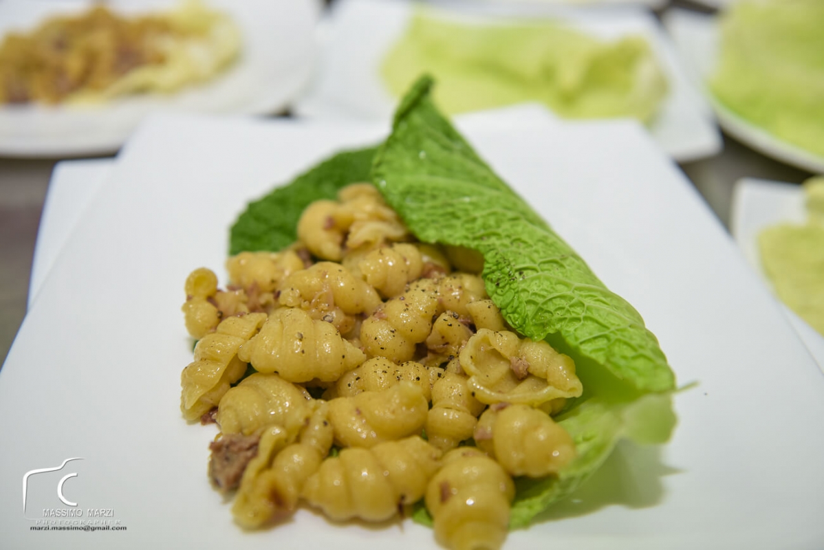 2 olio_in_festa_all_osteria_la_gramola_chiocciole_di_grani_antichi_con_verza_e_salsicce