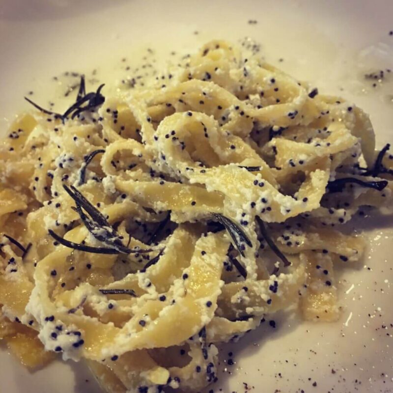 Taglierini con ricotta rosmarino e semi di papavero