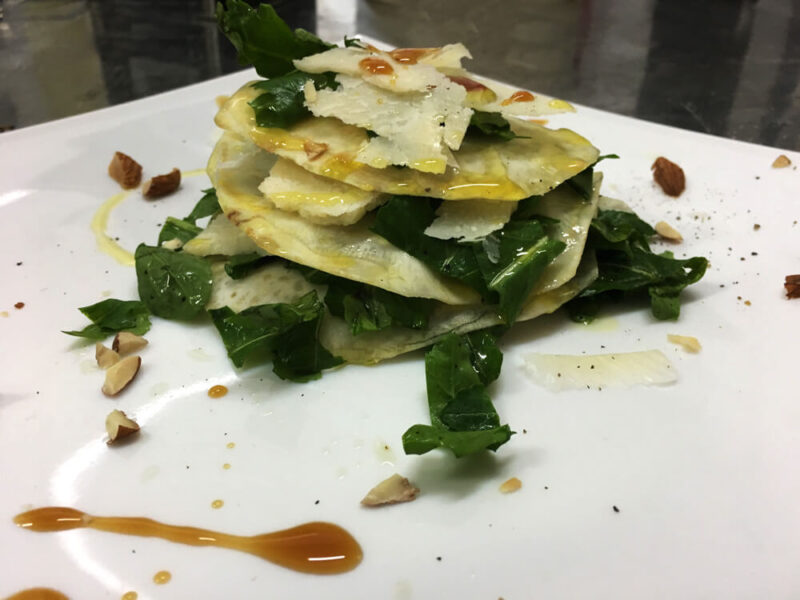 Carpaccio di sedano rapa con rucola e grana