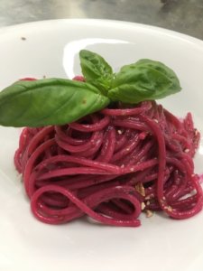 Spaghetti al pesto di barbabietole rosse e mandorle