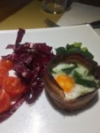 Pancetta uova e insalata fresca
