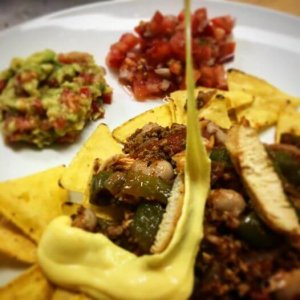 Nachos & Chili con Pollo Guacamole e Salse